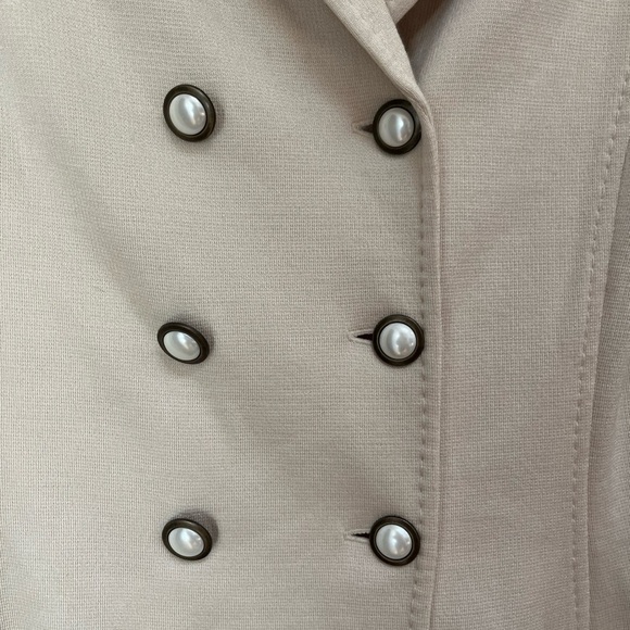 St. John Pearl button long line knit blazer jacket cream size 6 17.5” P2P - Picture 2 of 5